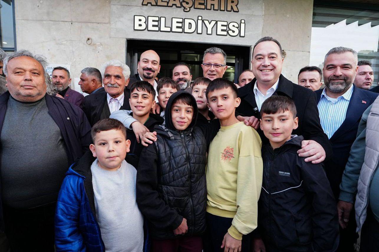 Alaşehir’de Ramazan Sofrası: Yüzlerce Vatandaş Aynı İftarda Buluştu